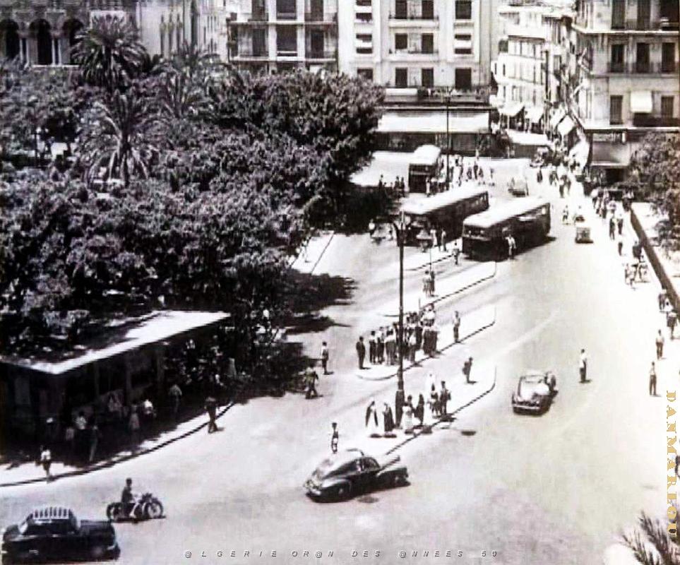 PA c- 038- Place d'Armes- trams et autobus.jpg